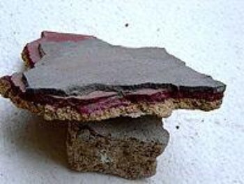 Altestrich in mehreren Schichten. Steinholz- eingefärbter Zement-Spachtelschicht 